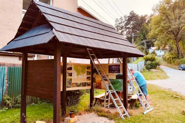 V Tisovci zrekonštruovali chodník vedúci popod vrch Hradová. Vymenená bola i strecha prístrešku