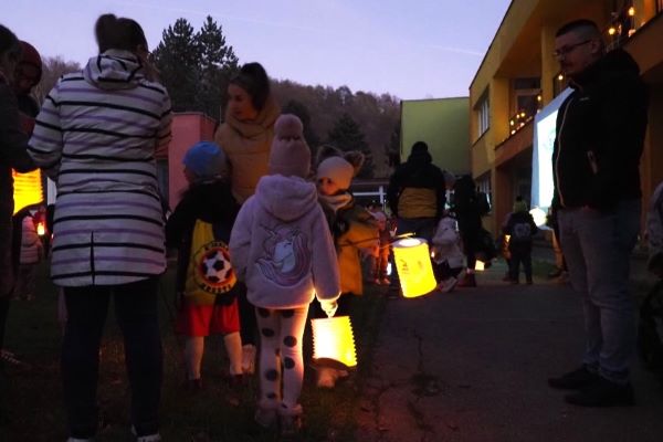 V Materskej škole Nábrežie Rimavy v Hnúšti oslávili peknú udalosť lampiónovým sprievodom + foto a video