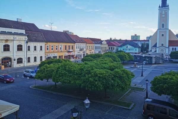 Téma umiestnenia sochy M. Hrebendu s lavičkou na Hlavné námestie v R. Sobote ide opäť pred poslancov