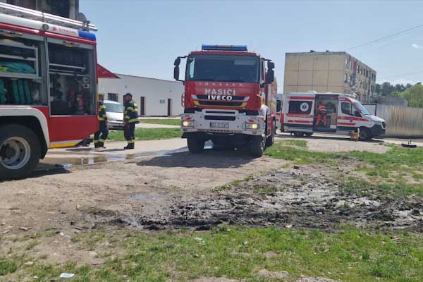 V bytovom dome na Dúžavskej ceste horelo, pár osôb ošetrujú záchranári