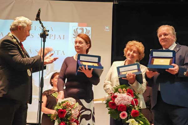 Cenu mesta si prevzala Lisáková, Vetráková a Rigó. Primátor R. Soboty ocenil Hlaváča, Molnára, Pápištu i Trochovú
