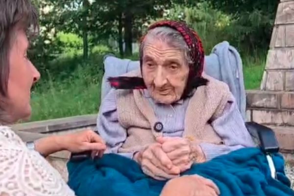 Zvony zvonili silno a netradične, keď na vrchoch v Klenovci ohlásili ukončenie vojny. Pamätníčka Mázorová si na to dodnes spomína