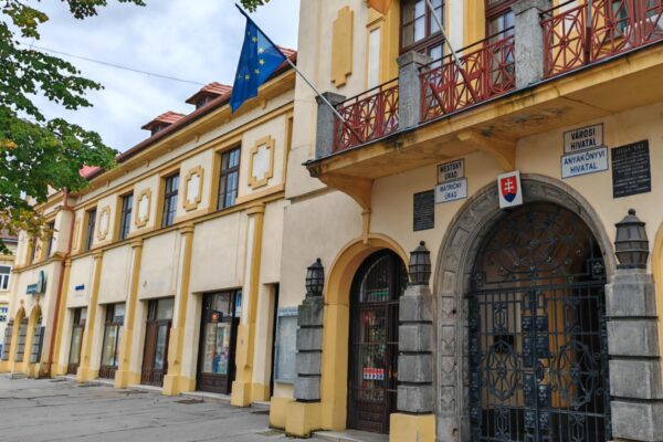 V Tornali získali financie na rekonštrukciu budovy mestského úradu. Oprava materskej školy má zhotoviteľa