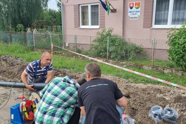 Do troch obcí na juhu okresu R. Sobota pritiahli verejný vodovod. V Cakove prebieha kolaudácia a v Rakytníku už využívajú automat