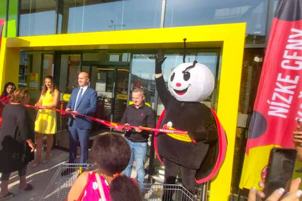 Otvorenie predajne Biedronky v Revúcej sa stretlo s veľkým záujmom