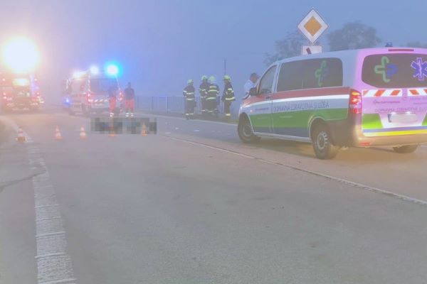 Za zníženej viditeľnosti zrazili pri Tornali chodca. Zraneniam podľahol