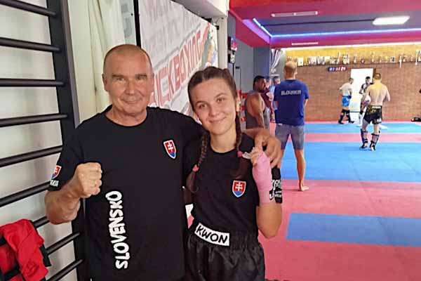 Hnúšťanská kickboxerka Kocúrová zvádzala súboje na majstrovstvách Európy. Šéf klubu berie jej účinkovanie pozitívne