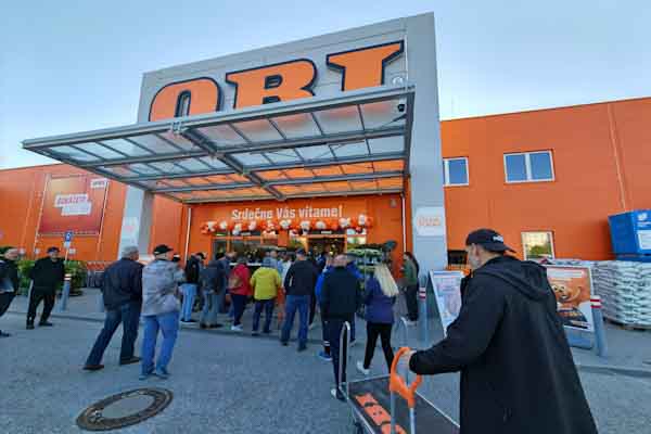 V R. Sobote otvorili OBI. Parkovisko rýchlo zaplnili prví návštevníci