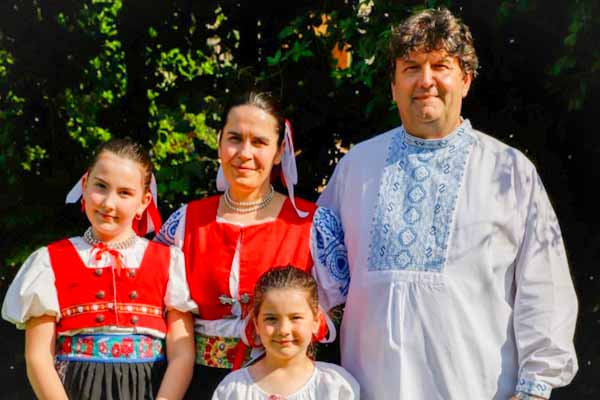 Folklór berie ako lásku na celý život. Učiteľka  Vargová z Tisovca vedie jubilujúci súbor Čížiček