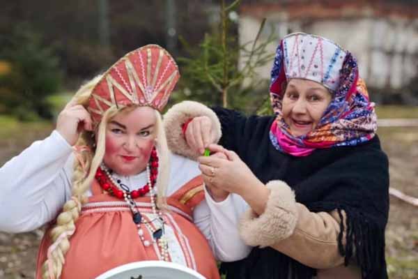 V Mrázikovi si zahrali neherci z Utekáča. Miestni dobrovoľníci premenili bývalé sklárne na rozprávkovú scénu + video