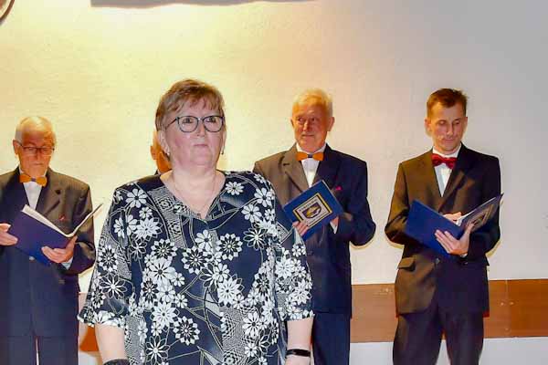 Tisovský mužský spevácky zbor diriguje žena. Rufusová ho vedie už tri desaťročia a má  prirodzenú autoritu