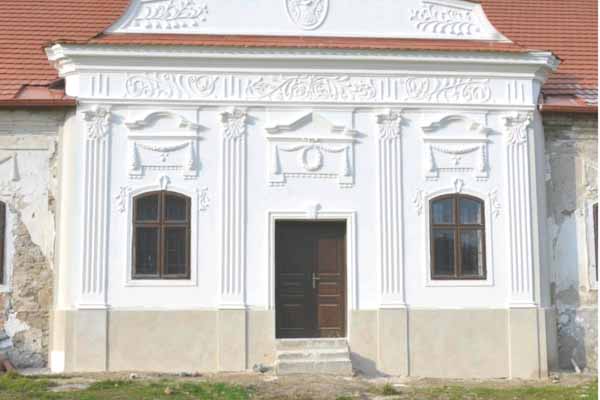 V Hodejove zachraňujú historickú kúriu. Vyše 200-ročná pamiatka dostáva novú fasádu aj šancu na nový život