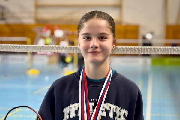 Rimavskosobotská bedmintonistka Orosová získala na Orave striebro a bronz. Tömösváryová a Fiľová patrili tiež medzi medailistky