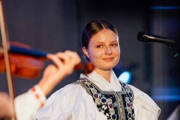 Mladá sólistka Salvová z okresu Poltár potvrdila svoj talent. Zahviezdila na celoštátnom kole súťaže hudobného folklóru dospelých
