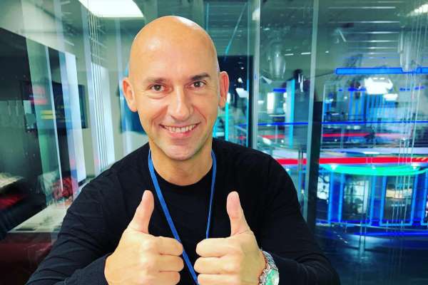 Spevák Ladislav Matyinko má 55 rokov. Rodák z Rim. Soboty manažérsky formoval skupinu Maduar, venuje sa i masérstvu