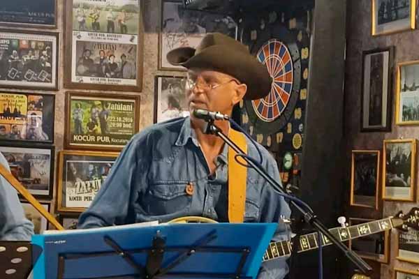 Hudobník Struhár z Rim. Soboty patrí k stáliciam country a bluegrassu. Hrá na bendžo a akustické nástroje mu dávajú slobodu