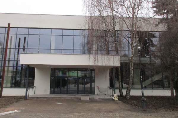 Výmena sedačiek v rimavskosobotskom Dome kultúry sa má uskutočniť v lete. Na budove pribudne nápis