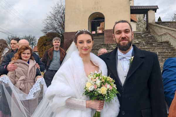 Folkloristka Lucia z Klenovca si v evanjelickom kostole povedala „áno“ s Marekom. Na svadbe v R. Sobote nechýbali tradície