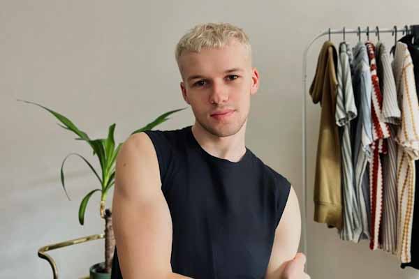 Rodák z obce Číž vstúpil na hudobnú scénu v Česku. Kristián Vein predstavil svoju prvú skladbu a klip + video