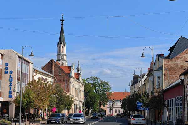 Zvonkohra opäť oznamuje čas nad centrom Lučenca. Obnovili ju po pár rokoch. V R. Sobote hrá z dvoch veží