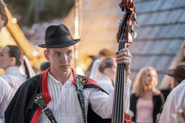 Mladý muzikant Gabera z Lučenca vyrastal pri ľudovej hudbe. Hrá na viaceré nástroje a vyučuje hudbu