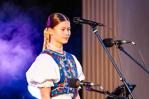 Talentovaná Dominika z Revúcej rada spieva i tancuje. Folkloristka si piesne vyberá podľa emócií