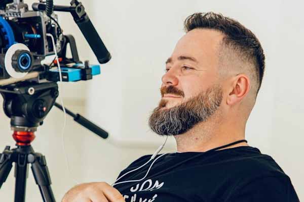 Režisér Vojtek stojí za reláciou Moja diagnóza. Rodák z R. Soboty žil v Londýne a pracuje pre STVR