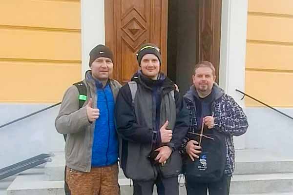 Extrémna krížová cesta spojila R. Sobotu a okolie, desiatky účastníkov kráčali celú noc