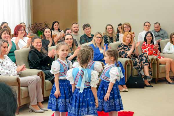 V R. Sobote ocenili viac ako 20 učiteľov. O program sa postarali škôlkari i študenti umeleckých škôl+ foto