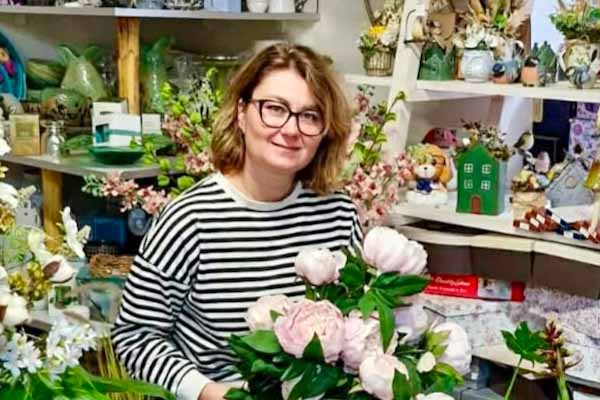 Alenka z Kvetinárstva Lavender v Klenovci ponúka široký výber produktov a aranžmánov. Špecializuje sa na svadobné výzdoby a kvetinový servis