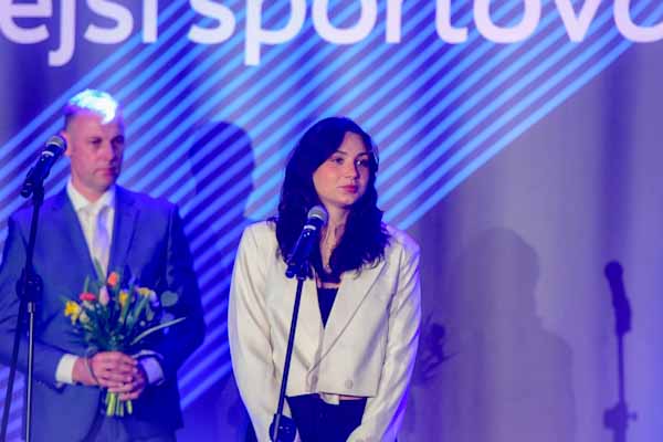 Soboťanka Megelová si prevzala ocenenie najúspešnejšia plavkyňa medzi juniorkami na Slovensku