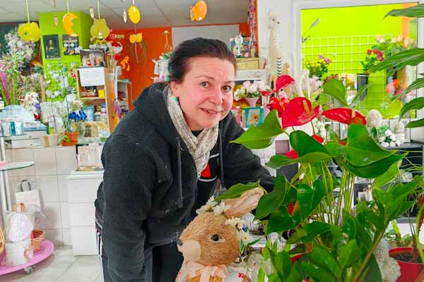 Marta Bořutová z kvetinárstva na najväčšom sídlisku v R. Sobote ponúka kvety aj ľudský prístup. Výklad už zdobí pekná veľkonočná výzdoba