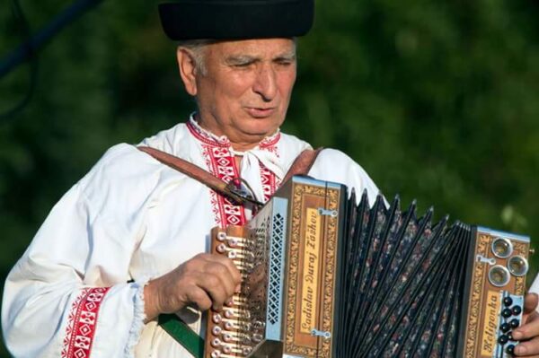 Kokavčan Krahulec st. rozdáva dobrú náladu. Heligónka sa stala jeho druhou ženou