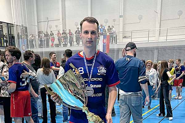 Soboťan Lukáš Nôta má s bratislavským tímom striebro z extraligy. Bol v nej druhým najproduktívnejším florbalistom
