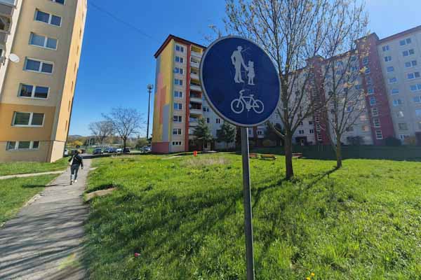 Revitalizáciu vnútroblokov na Sídlisku Západ v R. Sobote začne firma z Husinej už na budúci týždeň