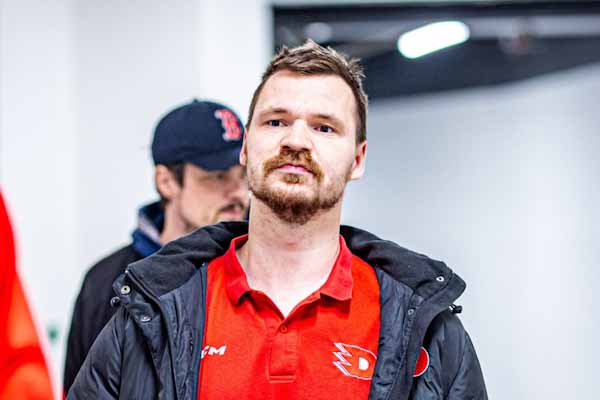 Lučenčan Kelemen oslavuje so spoluhráčmi z Pardubíc majstrovský titul