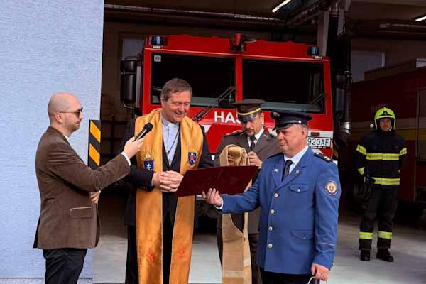 Hasiči v Poltári dostali do užívania novú hasičskú stanicu i zásahové auto Scania