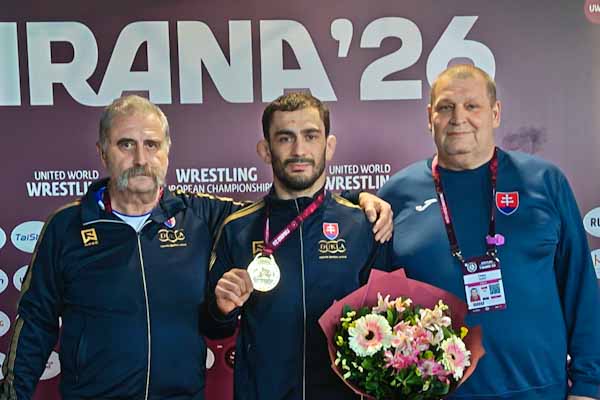 Pod taktovkou trénera Jozefa Radnótiho z R. Soboty získali  reprezentanti Slovenska na majstrovstvách Európy v zápasení zlato a striebro