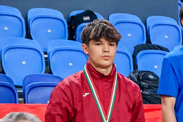 Zápasník Lokomotívy R. Sobota Vetrák si ukoristil v Cegléde striebro