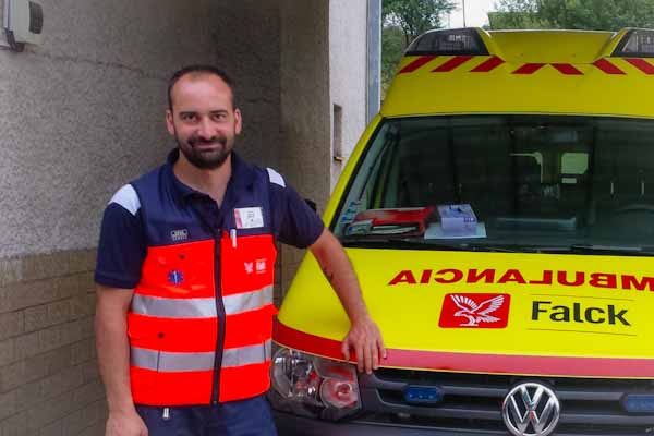 Záchranár Vojtek z Hnúšte spája pomoc ľuďom s vášňou pre historické vozidlá