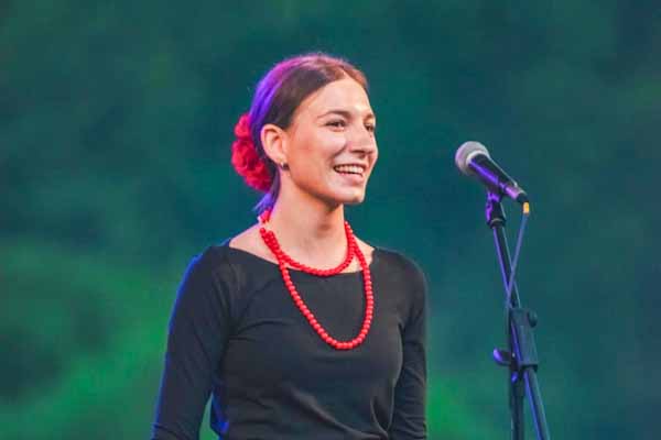 Talentovaná Terezka z Revúcej si uznanie získava pre jej autentickosť. Začala spievať v Lúčnici