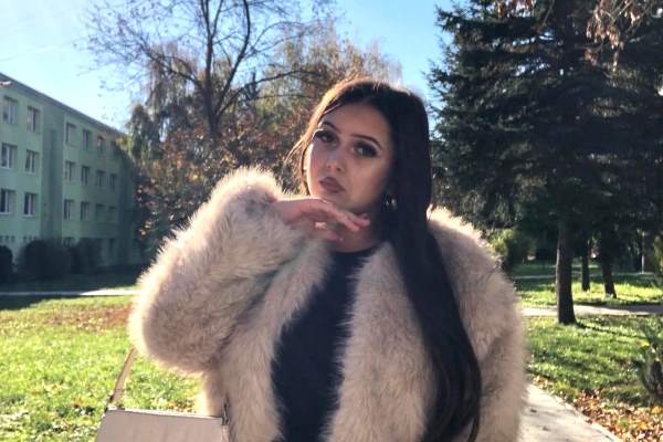 Nadaná Adriana z Poltára má sen živiť sa spevom. Uspela v talentovej súťaži