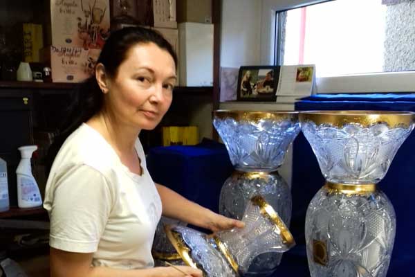 Jej ručne maľované sklo poznajú aj v zahraničí. Zručná Eliášová z Kalinova začína deň behom