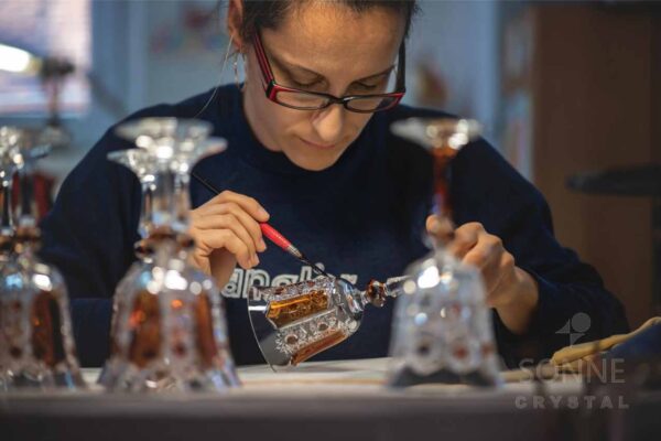 Rodinná firma Sonne-Crystal z Poltára udržiava sklárske tradície. Dokáže konkurovať aj v medzinárodnom prostredí