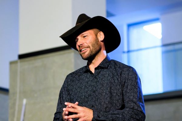 Tisovský country spevák Spišiak predstavil svoju tvorbu v rozhlase. Bol hosťom a jeho skladby si získali publikum