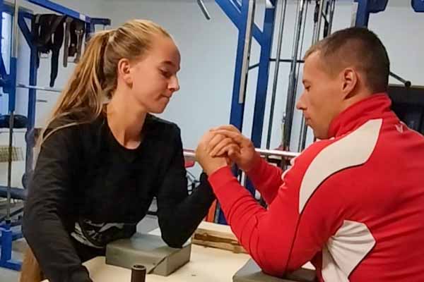 Kokavčan Vojenčák získal titul v armwrestlingu, Stieranková zvíťazila medzi juniorkami