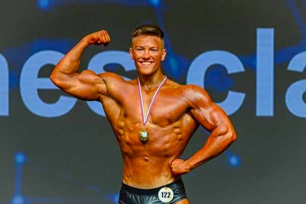 Kulturista Suja z Hrachova získal zlato na majstrovstvách Slovenska juniorov. Priniesol si aj dve striebra