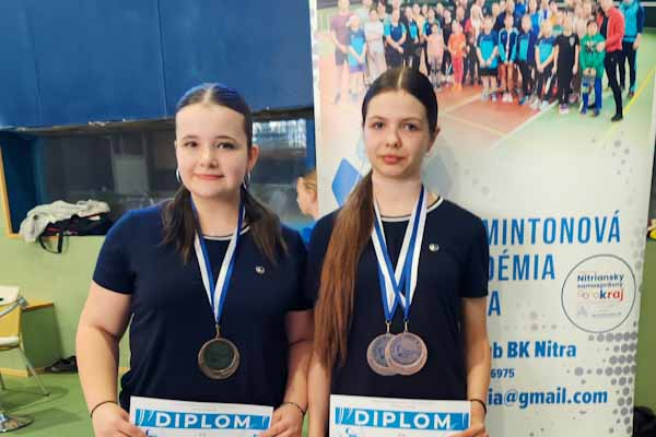 Klenovčanka Fiľová získala vo dvojhre v Nitre bronz a s Tömösváryovou skončili tretie vo štvorhre. Medailu má aj Orosová