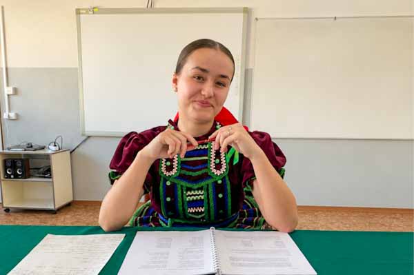 Talentovaná huslistka Sofia z R.Soboty nosí tradíciu v srdci i na maturitách