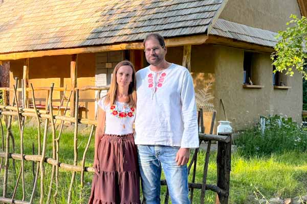 Slameniačik manželov Bútorovcov vracia v čase. Pobyt pri Ďubákove pomáha zachrániť takmer storočnú školu